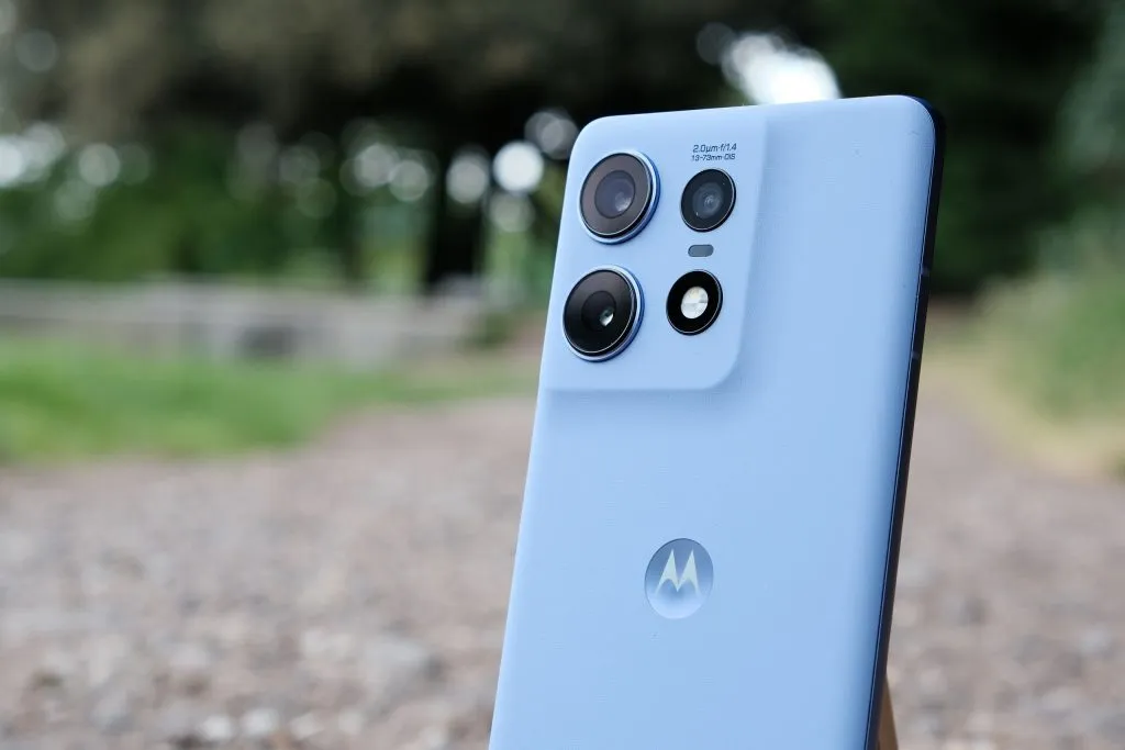 AI फीचर्स के साथ launch हुआ 4500mAh बैटरी और 12GB रैम वाला Motorola Edge 50 Pro smartphone
