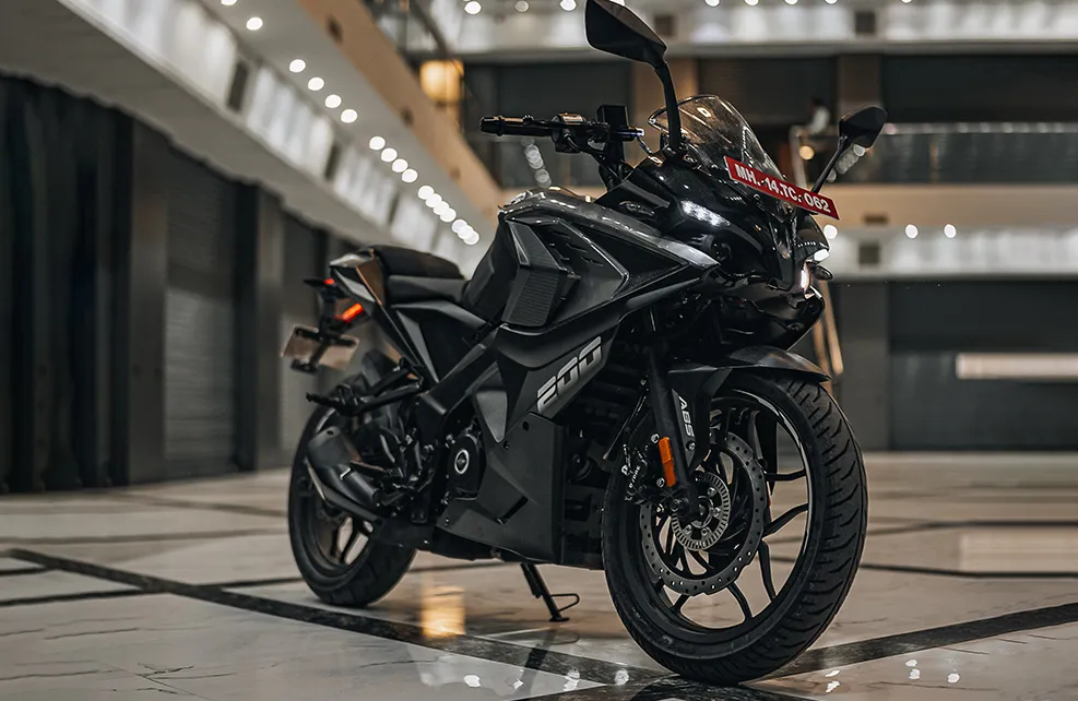 स्पोर्ट्स look में माँ के लाडलों का दिल चुराने launch हुई 35kmpl माइलेज वाली Bajaj Pulsar RS 200 bike